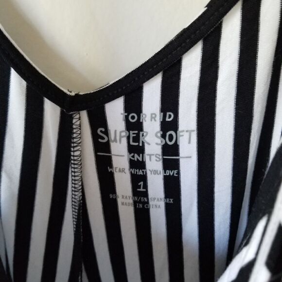 Torrid 1X black and white striper jumper NWT - Picture 5 of 11